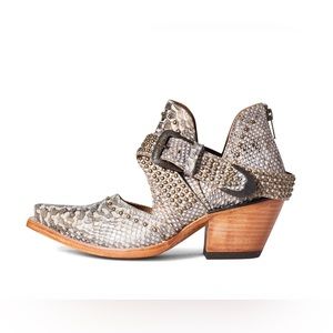 NWT Ariat women’s boots. Style #10036016  Size 6.5B